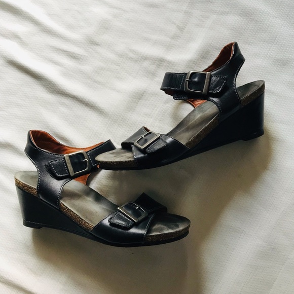 Taos Women's Black Wedge Sandals - Picture 2 of 11